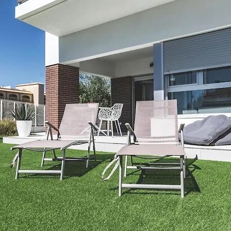 Quiet Modern With A Large Sunny Garden! *